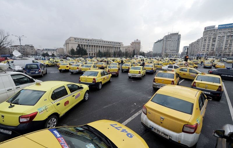 Protest al taximetriștilor în 30 de orașe din țară. Se cere eliminarea companiilor de transport alternativ