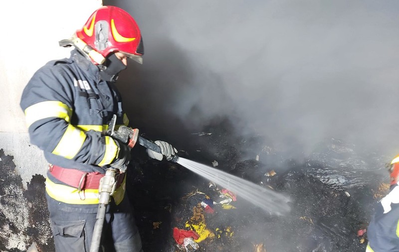 Incendiu în Vama Giurgiu. Au ars magazii în care erau depozitate ţigări şi încălţăminte