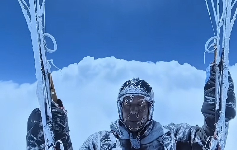 Parapantist tras 8 km în sus de un vârtej, găsit aproape înghețat la -40°C. Imaginile care au făcut înconjurul lumii | VIDEO
