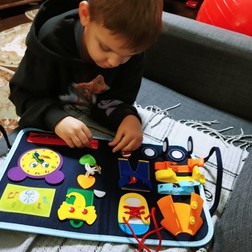 Unul dintre copiii cu autism pe care Julia i-a luat în terapie