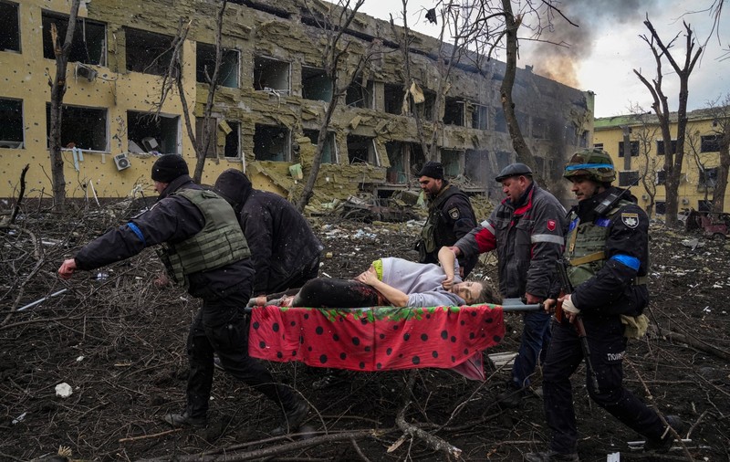 „Orașul nostru s-a dus". Peste 8.000 de oameni au fost uciși în timpul asediului asupra portului Mariupol, potrivit Human Rights Watch