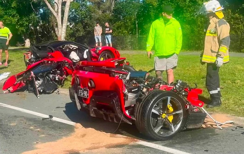 Un Ferrari SF90 Spider de aproape 500.000 de euro s-a rupt în două după un accident în Australia. Bucăți din bolid au zburat pe șosea