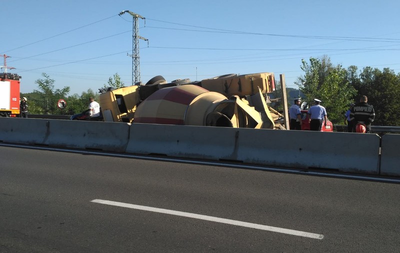 O betonieră s-a răsturnat pe DN1, între Ploiești și Câmpina. Traficul este restricționat și s-au format coloane de mașini