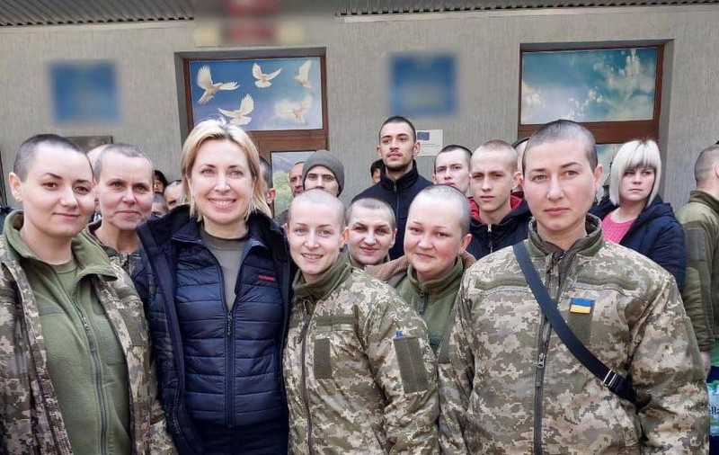 Rușii le-au ras în cap cu forța pe femeile din armata ucraineană, când le-au luat prizoniere. „Umilință, aroganță și dispreț”