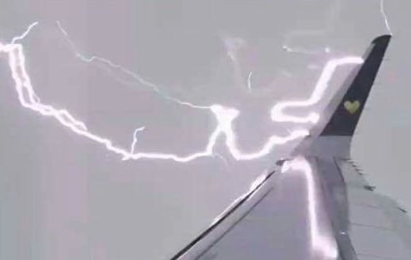 VIDEO | Momentul terifiant în care un avion a fost lovit de un fulger imediat după ce a decolat