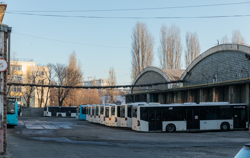 Investiții puține, bilete scumpe, multe accidente și licitații controversate. Cum arată compania care a blocat transportul public în Capitală