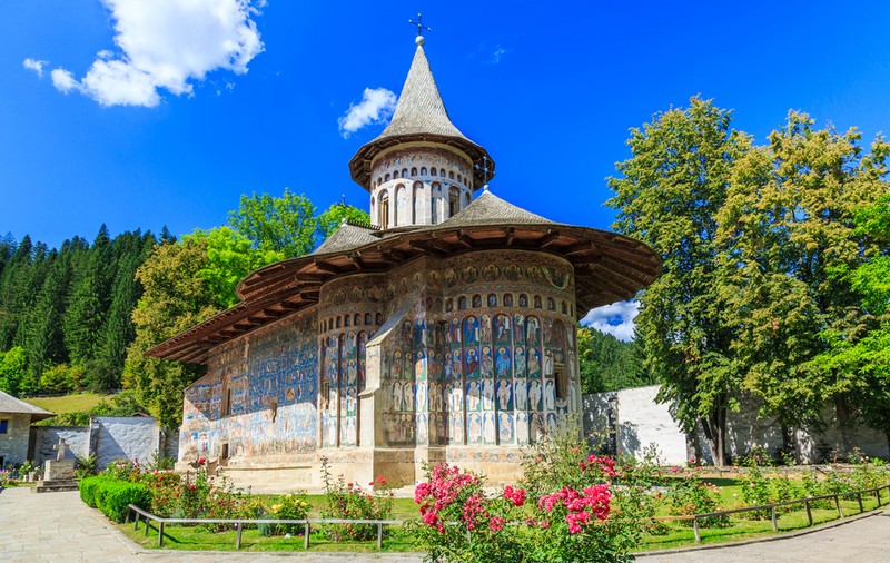 Albastrul de Voroneț - ce este pigmentul care rezistă de sute de ani pe pereții Mănăstirii Voroneț