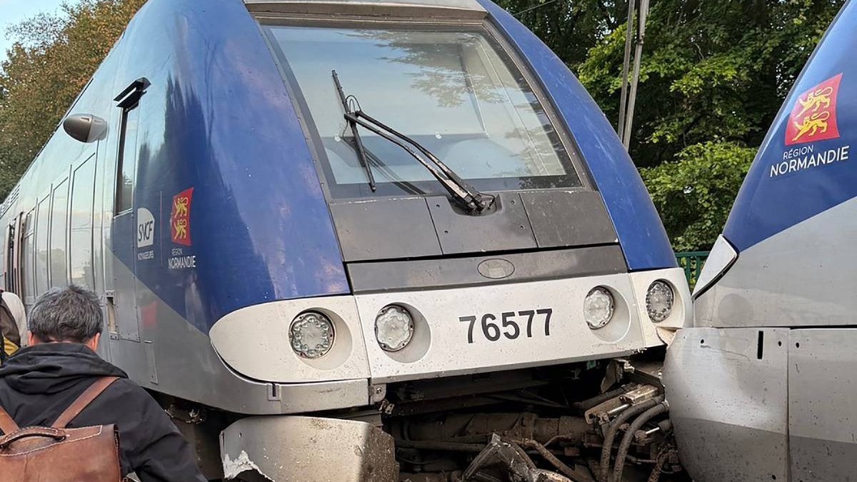 Un tren cu 186 de pasageri a sărit de pe șine și s-a răsturnat, în Franța. 44 de oameni au fost răniți. Sursă foto: Profimedia Images