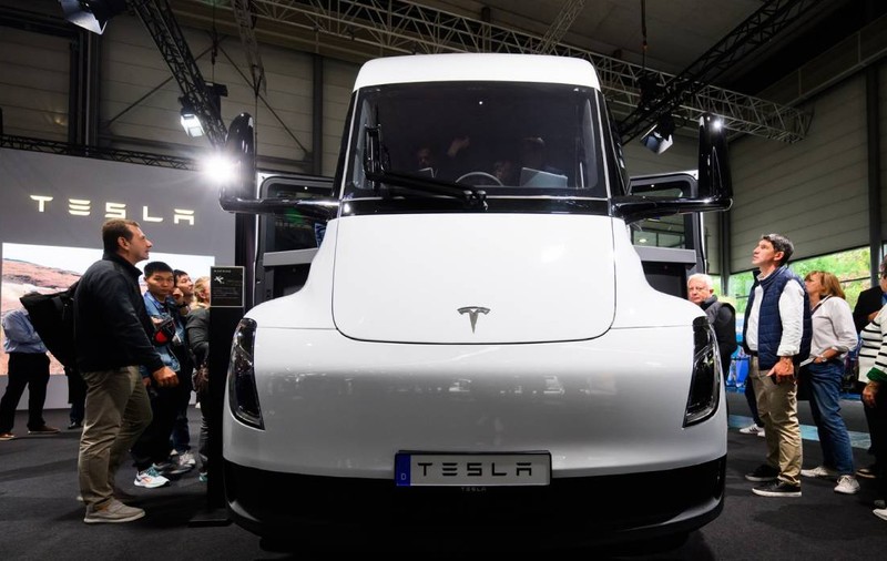 Primele camioane electrice Tesla vor fi gata la sfârșitul acestui an, cu o tehnologie de încărcare ultrarapidă
