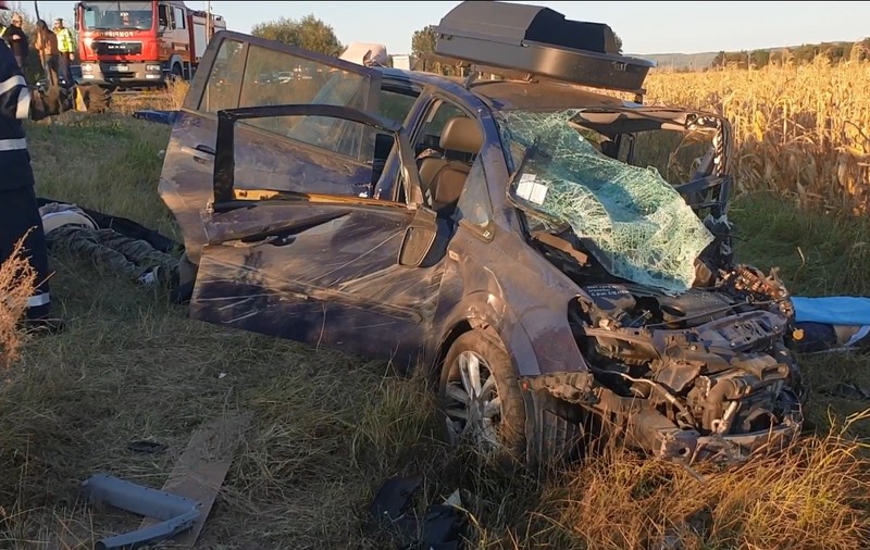 Accident cumplit pe E85, la ieșire din Adjud. Trei oameni au murit în urma impactului violent