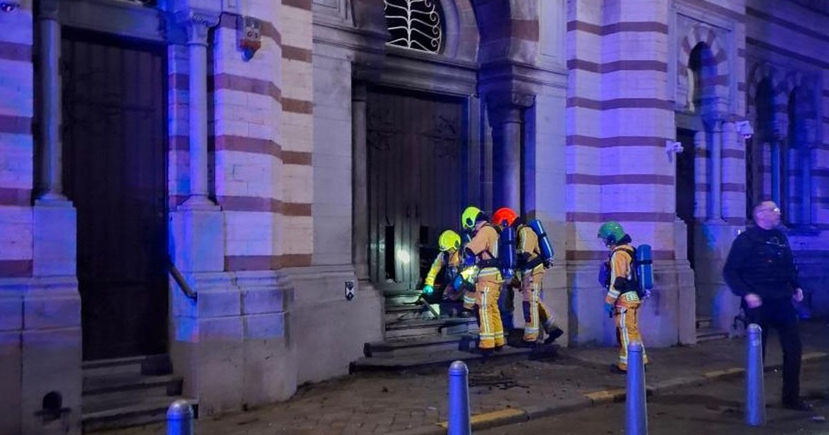 Mai mulți pirotehniști au venit la locul unde a avut loc o explozie, în fața unei sinagogi din Liege, Belgia, 9 martie 2026