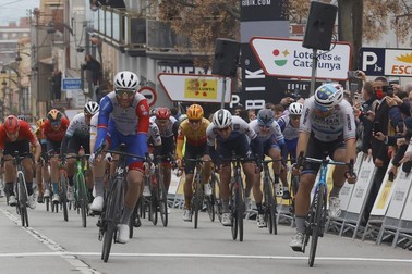Sonny Colbrelli (dreapta) a terminat al doilea etapa de 171,2 km, cu finiș la Sant Feliu Guixols.