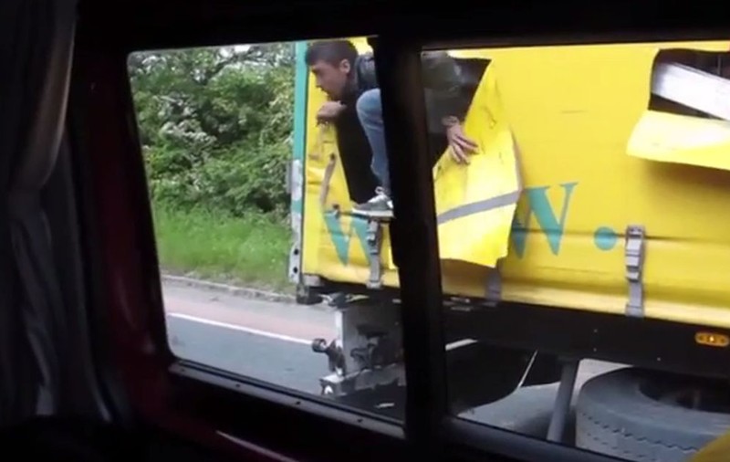 8 imigranți au oferit senzații tari pe șoselele din Marea Britanie. Mai ceva ca o cascadorie de film cu un camion înregistrat în România! VIDEO