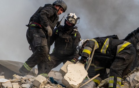 Trei bombe ghidate au fost lansate spre Harkov. Salvatorii caută victime printre dărâmături Sursa foto: Profimedia