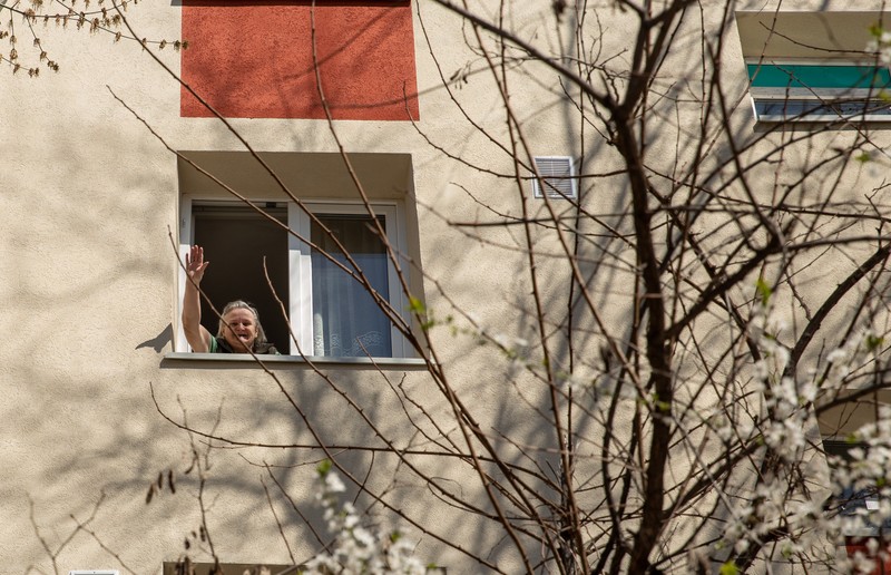 Doamna Veronica a așteptat la geam să vină voluntarii