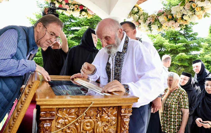 Un tată s-a închinat la moaștele fiicei sale, Sfânta Elisabeta de la Pasărea, în ziua în care a fost canonizată oficial