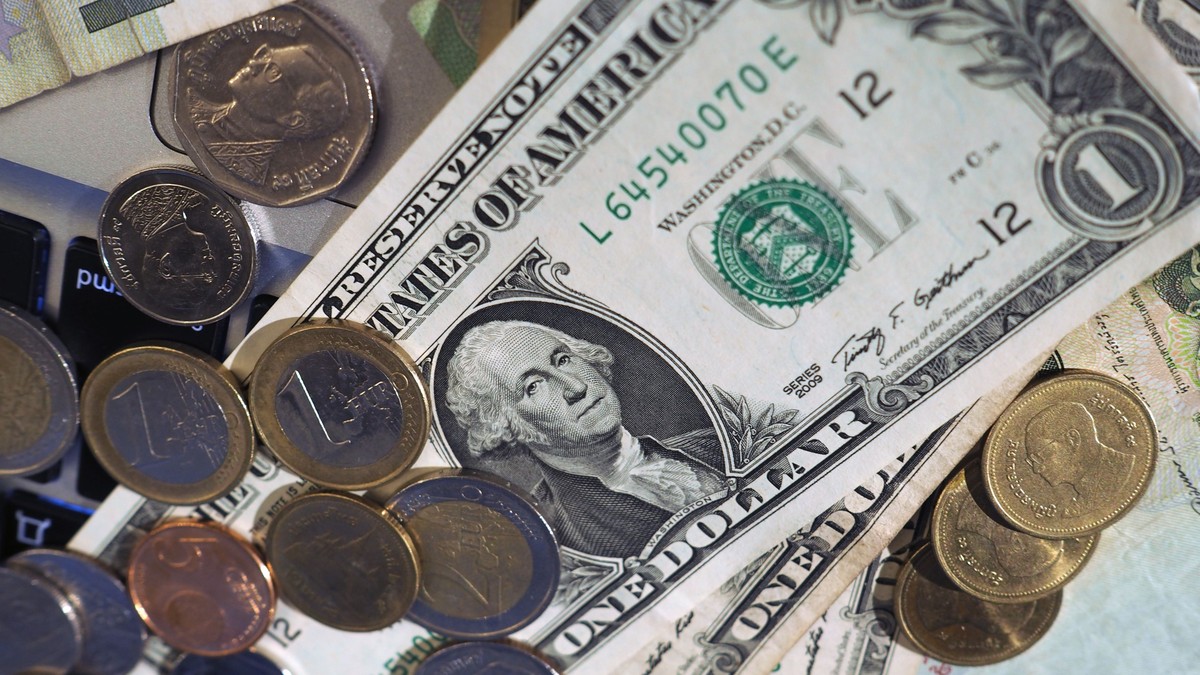 Curs valutar 6 februarie 2020 | Leul s-a apreciat față de euro și de dolarul american. Unde găsim cel mai bun curs