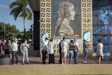 Coadă la o secție de vot din Hialeah, Florida FOTO: EPA
