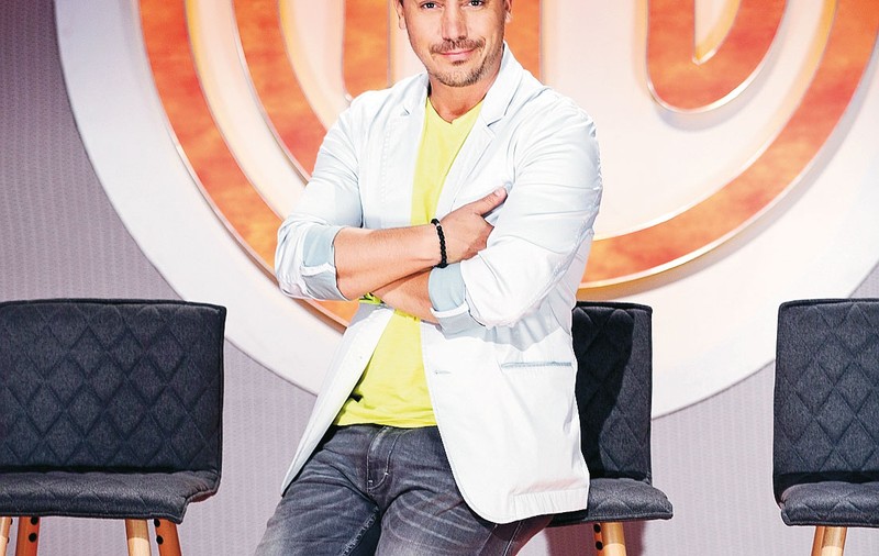 VIDEO EXCLUSIV/ Răzvan Fodor fură meserie de la MasterChefi și o aplică acasă. I-a dat interzis nevestei în bucătărie!