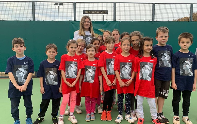 Cadouri de la Simona. Liderul mondial WTA le-a oferit unor copii tricouri imprimate cu chipul ei