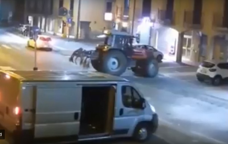 VIDEO | Jafuri cu tractorul în Italia. Șapte români smulgeau bancomatele din perete și se făceau nevăzuți
