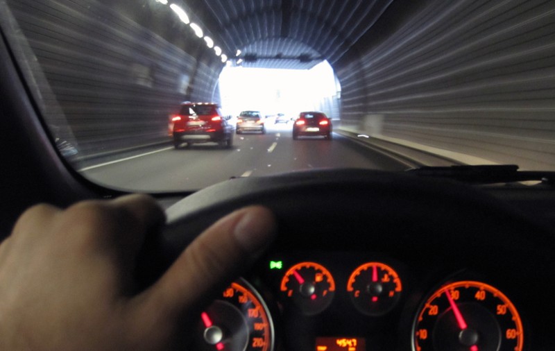 Amendă de 350 de euro și 30 de zile fără permis pentru șoferii care își lasă mașinile la ralanti dacă staționează în tunelurile din Grecia