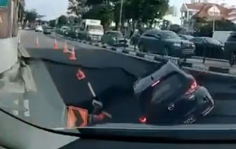 Momentul în care drumul se crapă și înghite o mașină, în Singapore, unde se află și David Popovici | VIDEO