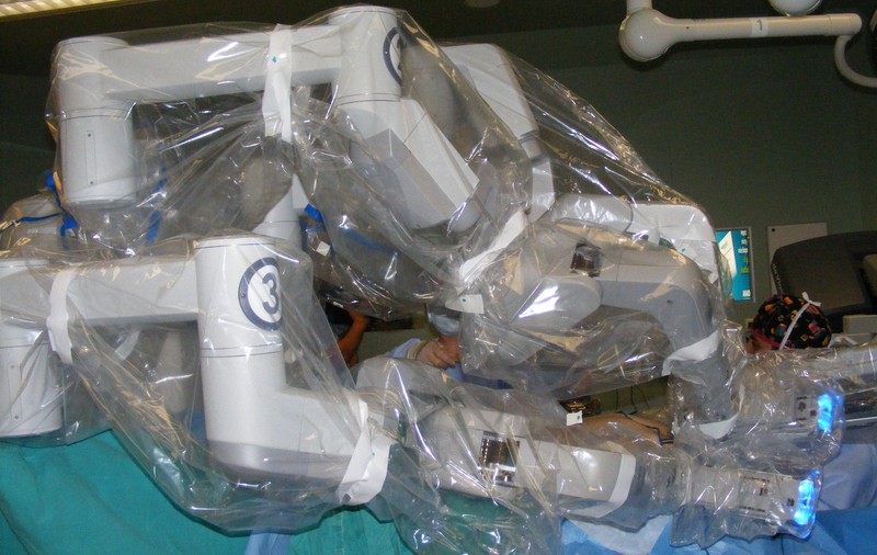 Acest robot a operat o tumoră canceroasă în doar două ore!
