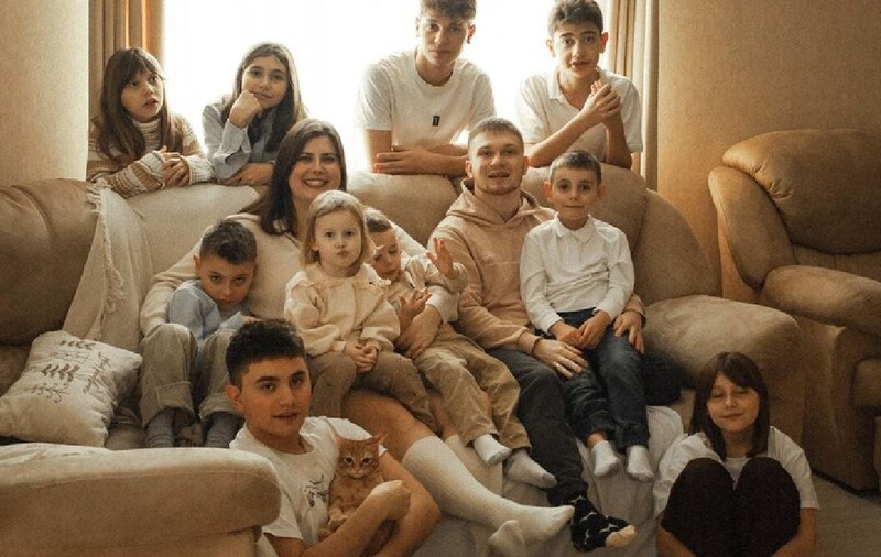 La 23 de ani, au 10 copii. Povestea emoționantă a unei tinere familii care a adoptat 9 micuți dintr-un orfelinat, în Ucraina: „I-am născut cu inima”