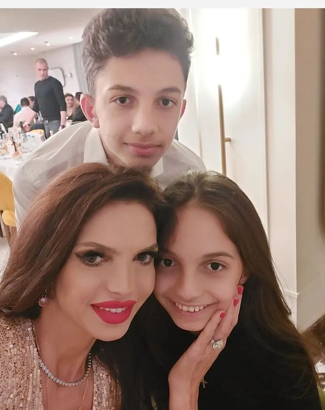 Cristina Spătar și actualul soț au petrecut Revelionul alături de copiii artistei. Imagini de la petrecere