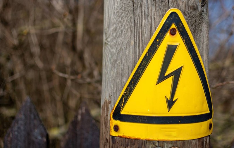 Un tânăr de 23 de ani a murit electrocutat după ce s-a urcat pe un stâlp, în Suceava