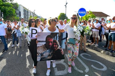 Mii de oameni au participat săptămâna aceasta la un marș alb, în Bayyone, ca omagiu adus șoferului francez Philippe Monguillot, decedat după ce a fost bătut de pasageri care refuzau să poarte macsa de protecție în mijlocul de transport FOTO: EPA-EFE/CAROLINE BLUMBERG