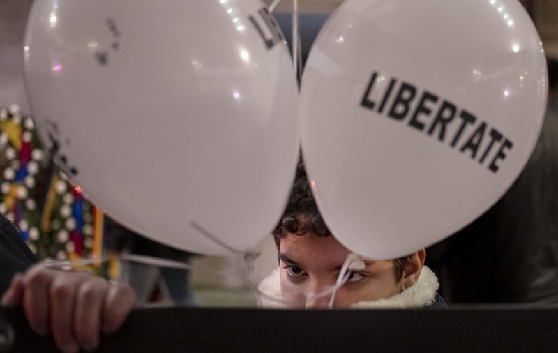 Libertate cu voie de la poliție. Cât de autonomă este gândirea noastră, după trei decenii de viață în democrație?