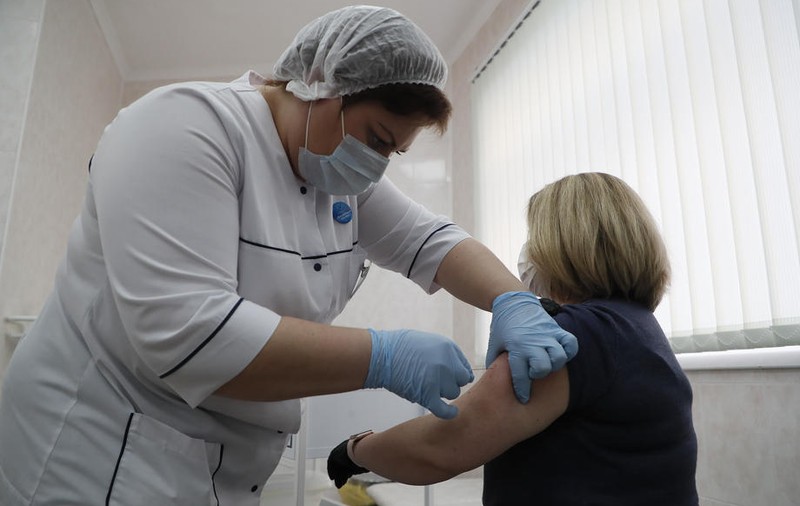 „Medic în sat e unul, posturi TV sunt zece”. 7 medici din rural spun cum se luptă cu dezinformarea și neîncrederea în vaccinul anti-COVID