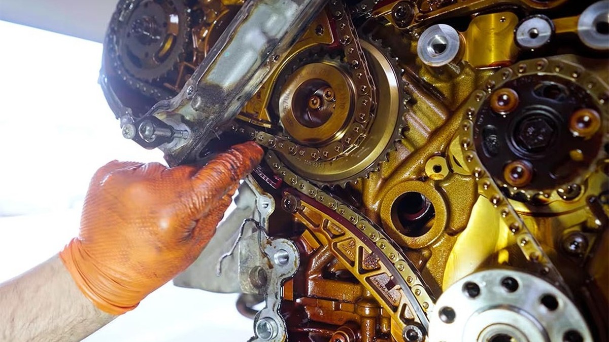 Mecanicii români au desfăcut motorul de 380 CP al unui VW Touareg hibrid și au încremenit problemele care l-ar fi distrus total