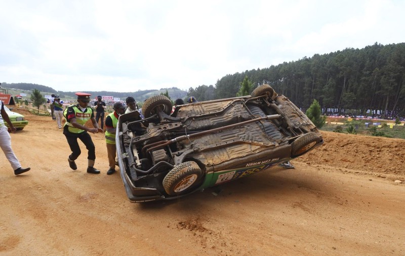 O mașină a ieșit de pe traseu și a intrat în mulțime la o competiție auto din Sri Lanka. Cel puțin șapte oameni au murit