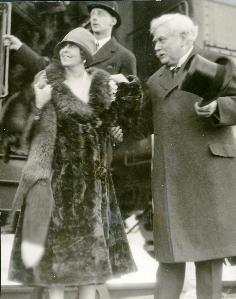 Regina Maria a României și Samuel Hill în 1926. Sursa foto: Maryhill Museum of Art