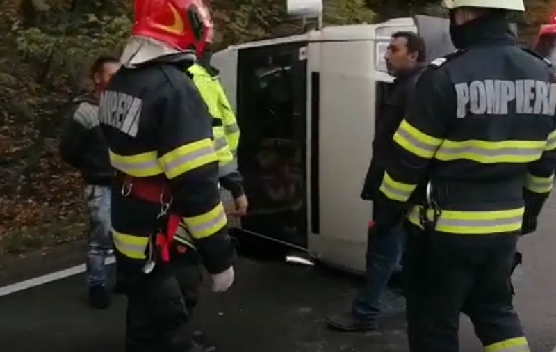 Un microbuz s-a răsturnat pe o șosea din Cluj. Şase pasageri au ajuns la spital