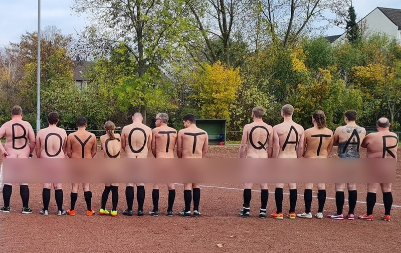 „FIFA nu pune preț pe drepturile omului”. Protest în pielea goală și baruri care nu transmit meciurile din Qatar, în Germania