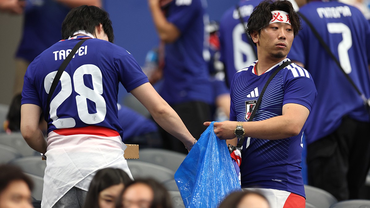 Fanii japonezi fac curat în stadion după meciul cu Olanda de la CM 2026