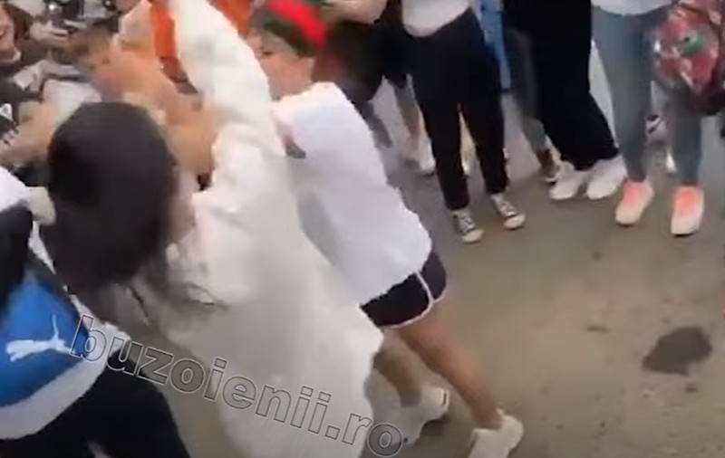 VIDEO | Două eleve din Buzău s-au bătut în apropiere de o secție de poliție. Momentul a fost filmat de alți elevi
