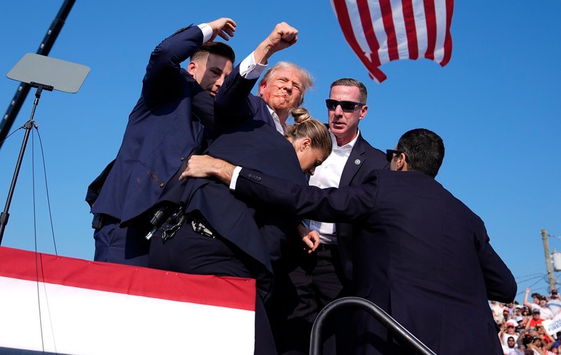 Momentul în care Donald Trump este rănit la urechea dreaptă, în tentativa de asasinat asupra sa