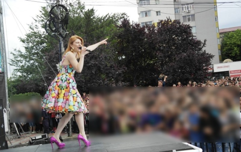 UPS! Unei cântăreţe de la noi i s-a desfăcut sutienul pe scenă! FOTO