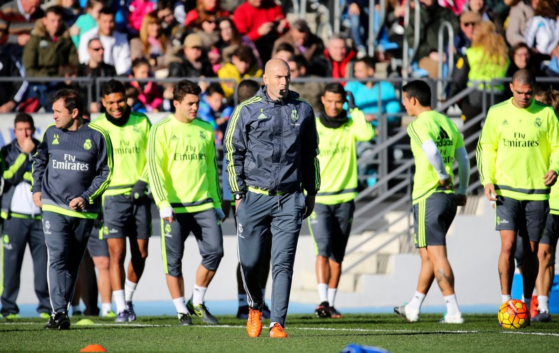 L-au prins cu rața-n gură pe Zidane! Francezul a ținut de mic cu Barcelona! ^Fanii au uitat și l-au ovaționat la primul antrenament / VIDEO