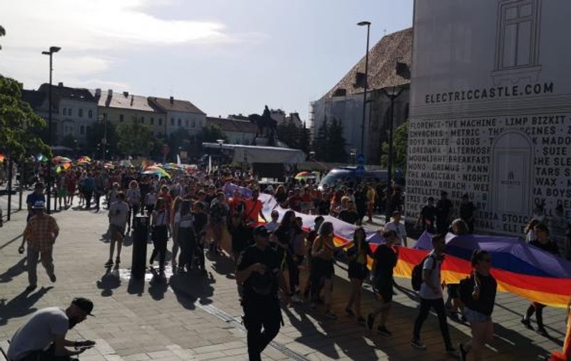Circa 3.000 de participanți la marșul Cluj Pride au cerut legalizarea parteneriatelor civile. Protest în paralel al Noii Drepte