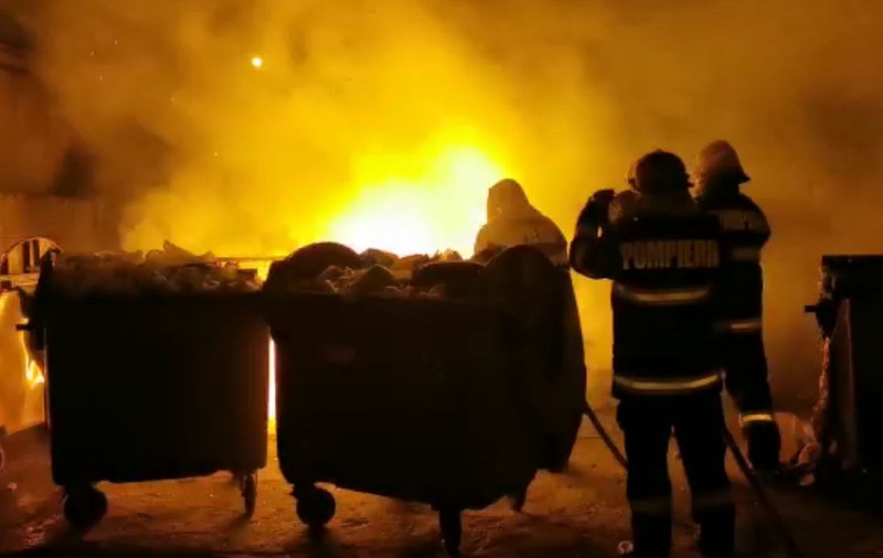 VIDEO | Incendii în serie la Galați. Zeci de persoane au fost evacuate dintr-un bloc, după ce ușa unui apartament a fost incendiată