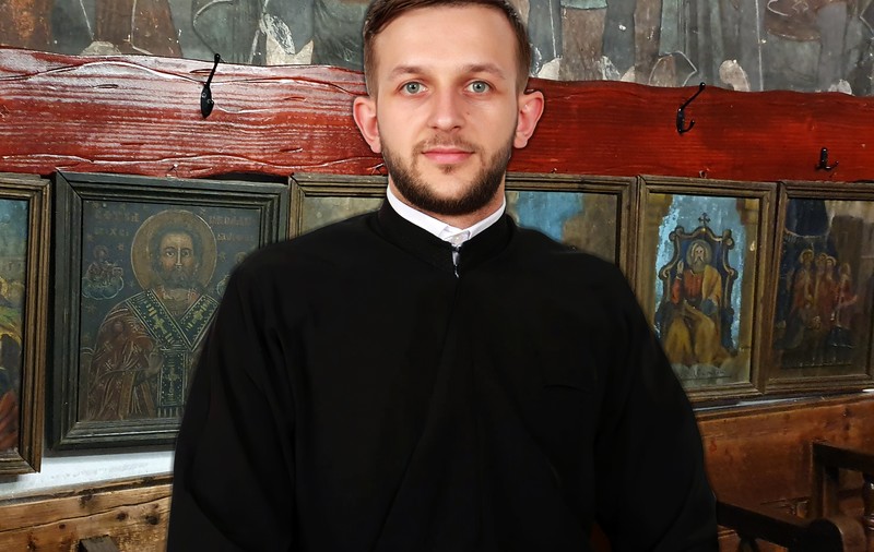 ”Războiul icoanelor” de la Săsăuș continuă. Sătenii l-au reclamat pe preot superiorilor, iar părintele a pus lacătul pe biserică