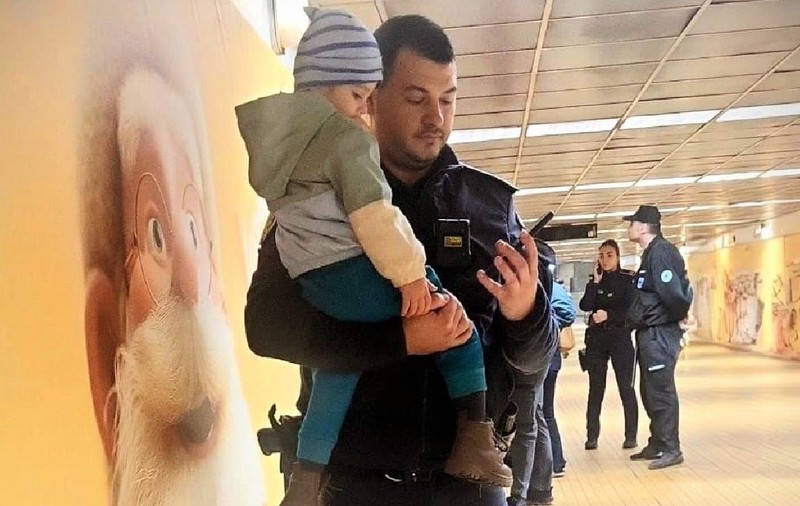Poliția Română a publicat poza unui agent cu un băiețel de 3 ani în brațe, în pasajul Unirii: „Un trecător ne-a trimis această fotografie”