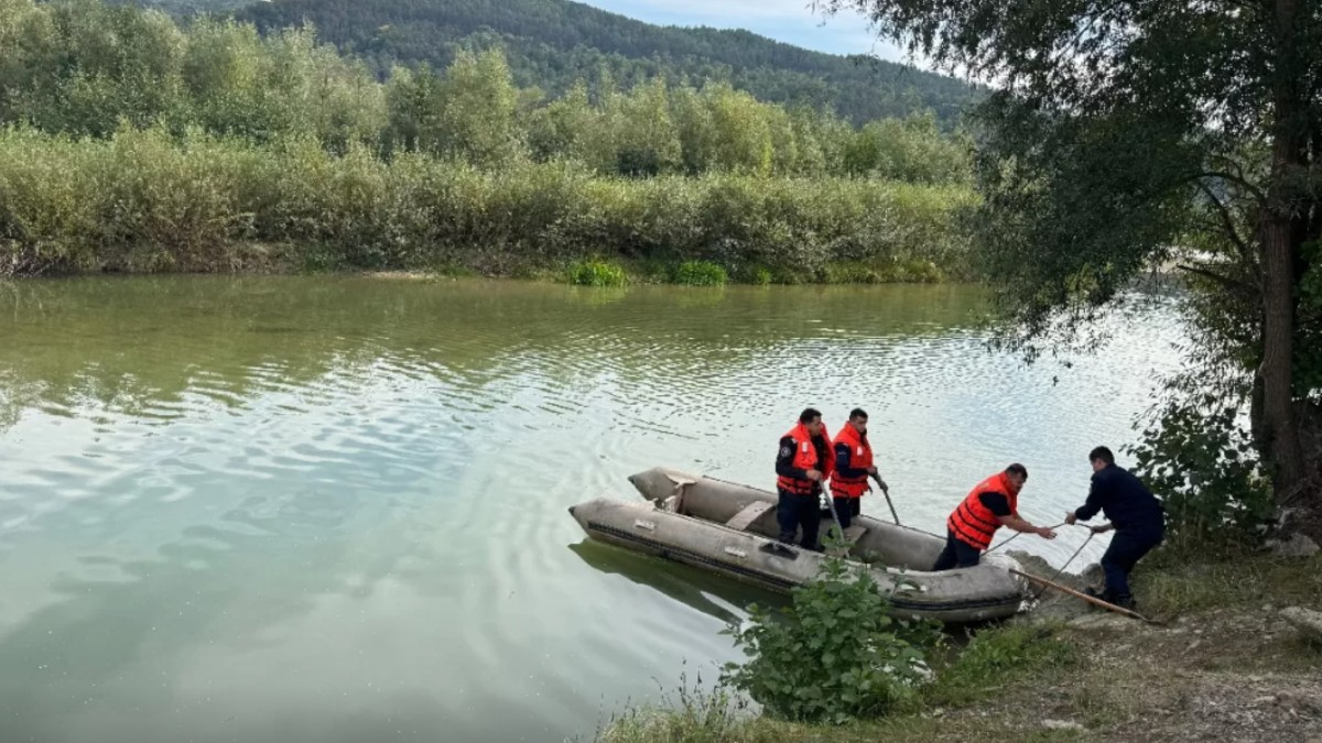 Copilul de 4 ani dispărut joi din comuna Dofteana, județul Bacău, a fost găsit mort în râul Trotuș. Sursă foto: bacau.net
