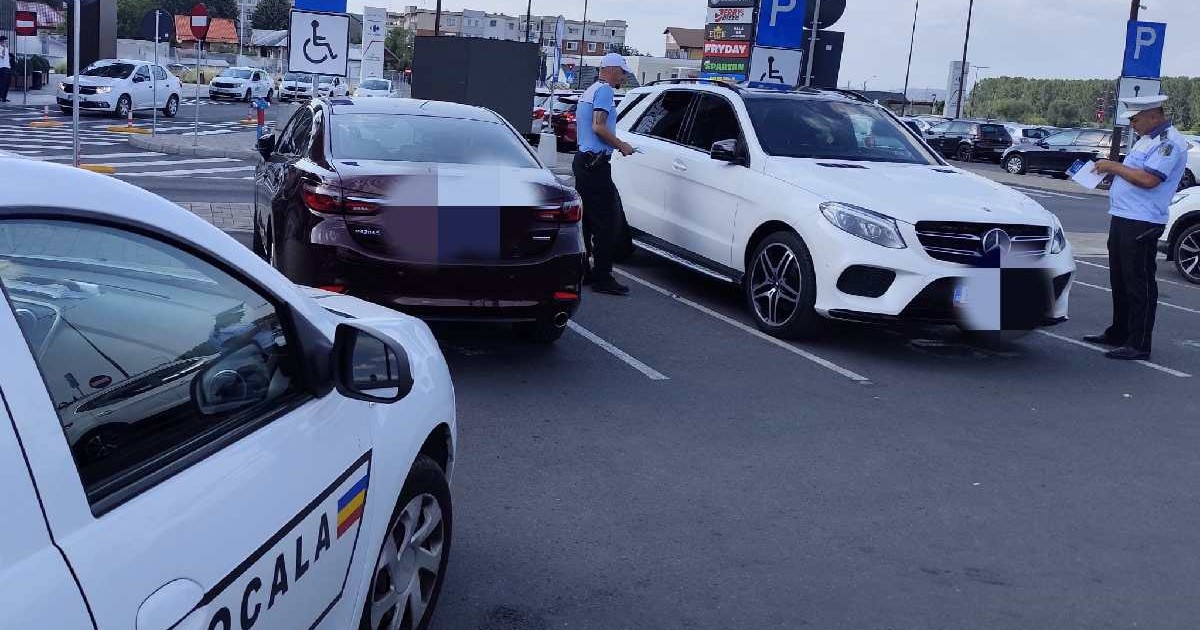 Polițiștii locali acordă amenzi șoferilor care au parcat abuziv mașinile pe locurile destinate persoanelor cu handicap